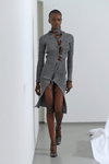 Modenschau von A. ROEGE HOVE — Copenhagen Fashion Week AW22 (Looks: graues Kleid aus Strickware, graue Pumps)