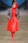 Pokaz Baum und Pferdgarten — Copenhagen Fashion Week AW22 (ubrania i obraz: spódnica czerwona pikowana, rajstopy czerwone, sandały srebrne)