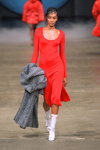 Modenschau von Baum und Pferdgarten — Copenhagen Fashion Week AW22 (Looks: rotes Kleid, weiße Kniestrümpfe)