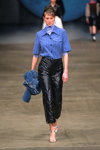 Pokaz Baum und Pferdgarten — Copenhagen Fashion Week AW22 (ubrania i obraz: bluzka niebieska, spodnie czarne pikowane, sandały srebrne)