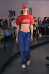 Показ (di)vision — Copenhagen Fashion Week AW22 (наряды и образы: красный кроп-топ со слоганом, синие джинсы)
