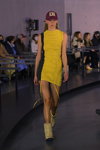 Показ (di)vision — Copenhagen Fashion Week AW22 (наряды и образы: желтое платье мини)
