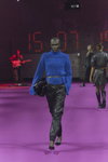 Pokaz Gestuz — Copenhagen Fashion Week AW22 (ubrania i obraz: pulower niebieski, skórzane spodnie czarne, torebka czarna)