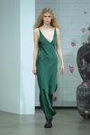 Desfile de Rabens Saloner — Copenhagen Fashion Week AW22 (looks: vestido de noche verde)