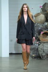 Pokaz Rabens Saloner — Copenhagen Fashion Week AW22 (ubrania i obraz: garnitur damski (żakiet, spódnica) czarny, kozaki brązowe)