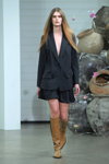 Desfile de Rabens Saloner — Copenhagen Fashion Week AW22 (looks: traje con falda negro, botas marrónes)