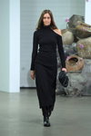 Desfile de Rabens Saloner — Copenhagen Fashion Week AW22 (looks: vestido de noche negro)