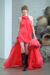 Pokaz Rabens Saloner — Copenhagen Fashion Week AW22 (ubrania i obraz: suknia koktajlowa czerwona, kozaki czarne)
