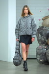 Desfile de Rabens Saloner — Copenhagen Fashion Week AW22 (looks: chaqueta gris, falda negra corta)