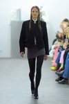 Pokaz The Garment — Copenhagen Fashion Week AW22 (ubrania i obraz: żakiet czarny, spódnica mini dzianinowa szara, rajstopy czarne, półbuty czarne)