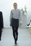Modenschau von The Garment — Copenhagen Fashion Week AW22 (Looks: schwarze Strumpfhose, grauer Mini Rock, graue Bluse, schwarze Pumps)