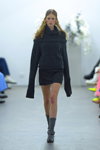Показ The Garment — Copenhagen Fashion Week AW22 (наряди й образи: сірі трикотажні шкарпетки, чорний джемпер)