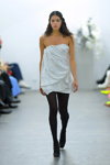 Modenschau von The Garment — Copenhagen Fashion Week AW22 (Looks: schwarze Strumpfhose, weißes Mini Kleid)