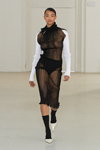 Pokaz A. ROEGE HOVE — Copenhagen Fashion Week SS23 (ubrania i obraz: suknia koktajlowa czarna przejrzysta, podkolanówki czarne, półbuty białe)