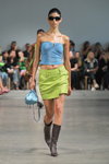 Pokaz Gestuz — Copenhagen Fashion Week SS23 (ubrania i obraz: spódnica mini sałatkowa, krótki top błękitny, okulary przeciwsłoneczne)