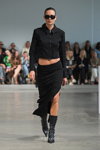 Показ Gestuz — Copenhagen Fashion Week SS23 (наряды и образы: чёрная юбка с разрезом)