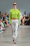 Показ Gestuz — Copenhagen Fashion Week SS23 (наряды и образы: салатовый кроп-джемпер, серебряные спортивные брюки)
