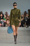 Показ Gestuz — Copenhagen Fashion Week SS23 (наряды и образы: платье цвета хаки мини)