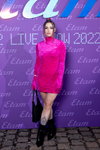 Гости — Etam Live Show 2022 (наряды и образы: платье-джемпер цвета фуксии, чёрная сумка)