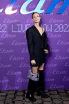 Invitados — Etam Live Show 2022 (looks: vestido-blazer de rayas negro)