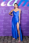 Гости — Etam Live Show 2022 (наряды и образы: синее вечернее платье с разрезом)