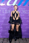 Julie Laurent. Гости — Etam Live Show 2022 (наряды и образы: чёрные сапоги, чёрное коктейльное платье)