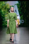 Modenschau von Anna LED — Riga Fashion Week AW22/23 (Looks: grünes Kleid)