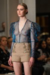 Показ DOBRZANSKA — Riga Fashion Week AW22/23 (наряды и образы: телесные шорты, синяя прозрачная блуза)