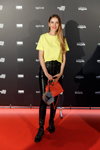 Goście — Riga Fashion Week AW22/23 (ubrania i obraz: top żółty, skórzane spodnie czarne)