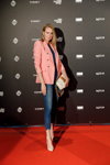 Gäste — Riga Fashion Week AW22/23 (Looks: rosaner Blazer, blaue Jeans)