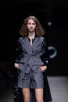 Modenschau von Ivo Nikkolo — Riga Fashion Week AW22/23 (Looks: grauer Damen Anzug (Blazer, Shorts))