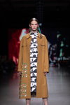Desfile de Moel Bosh — Riga Fashion Week AW22/23 (looks: abrigo marrón)