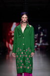 Показ Moel Bosh — Riga Fashion Week AW22/23 (наряди й образи: зелене пальто)