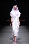 Pokaz Moel Bosh — Riga Fashion Week AW22/23 (ubrania i obraz: sukienka biała, sandały białe, welon biały)