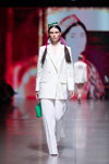 Desfile de Moel Bosh — Riga Fashion Week AW22/23 (looks: traje de pantalón blanco)