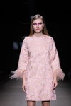 Modenschau von Narciss — Riga Fashion Week AW22/23 (Looks: rosanes Kleid)