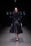 Modenschau von Narciss — Riga Fashion Week AW22/23 (Looks: schwarzer Body, schwarzer Rock, schwarze Pumps)
