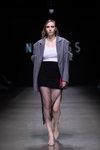 Показ Narciss — Riga Fashion Week AW22/23 (наряды и образы: белый топ, чёрная юбка мини)