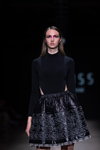 Desfile de Narciss — Riga Fashion Week AW22/23 (looks: falda negra, body negro)