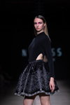 Modenschau von Narciss — Riga Fashion Week AW22/23 (Looks: schwarzer Rock, schwarzer Body)