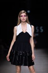 Pokaz Narciss — Riga Fashion Week AW22/23 (ubrania i obraz: suknia koktajlowa czarna)