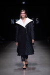Показ Narciss — Riga Fashion Week AW22/23 (наряды и образы: чёрное стёганое пальто, чёрные туфли)