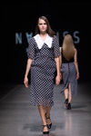 Modenschau von Narciss — Riga Fashion Week AW22/23 (Looks: schwarze Pumps, schwarzes kariertes Kleid)