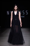 Desfile de Narciss — Riga Fashion Week AW22/23 (looks: vestido de noche negro)