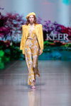 Modenschau von Selina Keer — Riga Fashion Week AW22/23 (Looks: gelbe Baskenmütze, gelber Blazer)