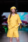 Паказ Selina Keer — Riga Fashion Week AW22/23 (нарады і вобразы: жоўты берэт, жоўтыя шорты)