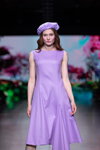 Pokaz Selina Keer — Riga Fashion Week AW22/23 (ubrania i obraz: sukienka lilakowa, beret lilakowy)