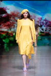 Показ Selina Keer — Riga Fashion Week AW22/23 (наряды и образы: желтый берет, желтый жакет)