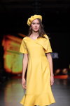 Показ Selina Keer — Riga Fashion Week AW22/23 (наряды и образы: желтый берет, желтое платье)
