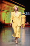 Показ Selina Keer — Riga Fashion Week AW22/23 (наряды и образы: желтый берет, желтый женский костюм (жакет, шорты))